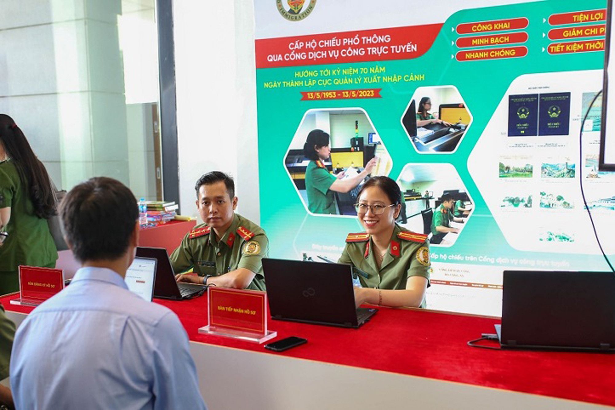 Bài 5: 5 phút thao tác online, chờ cấp hộ chiếu chuyển về tận nhà