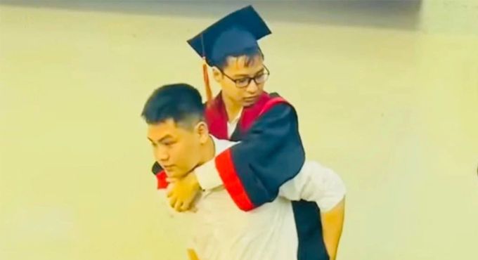 Nam sinh "10 năm cõng bạn" vượt gần 100km cõng bạn lên sân khấu nhận bằng