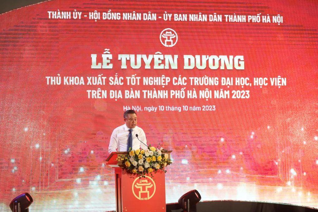 Hà Nội vinh danh 96 thủ khoa xuất sắc tại Văn Miếu - Quốc Tử Giám