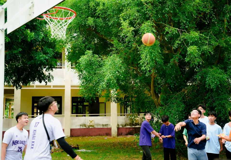 sân bóng chuyên nguyễn bỉnh khiêm 