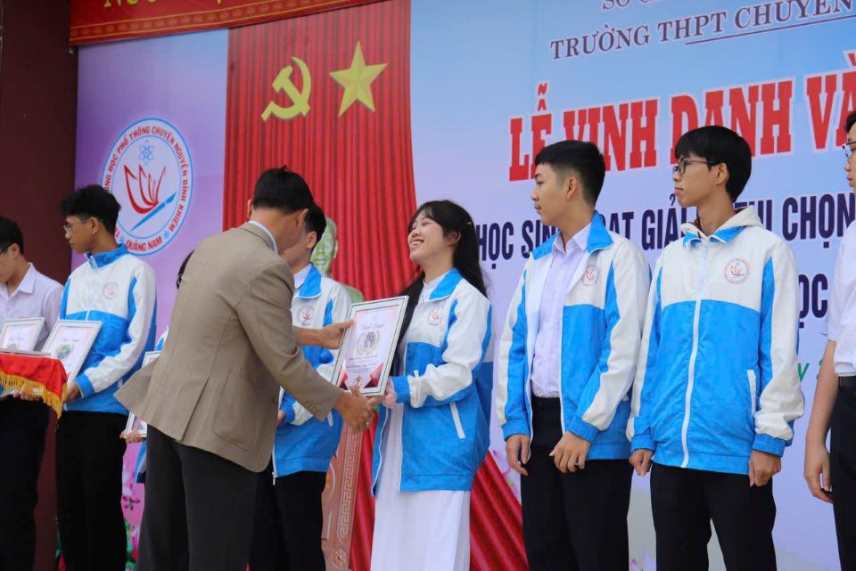 học sinh thpt chuyên nguyễn bỉnh khiêm đà nẵng 