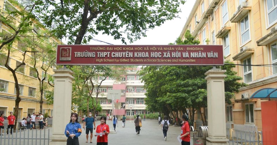 trường thpt chuyên khoa học xã hội và nhân văn
